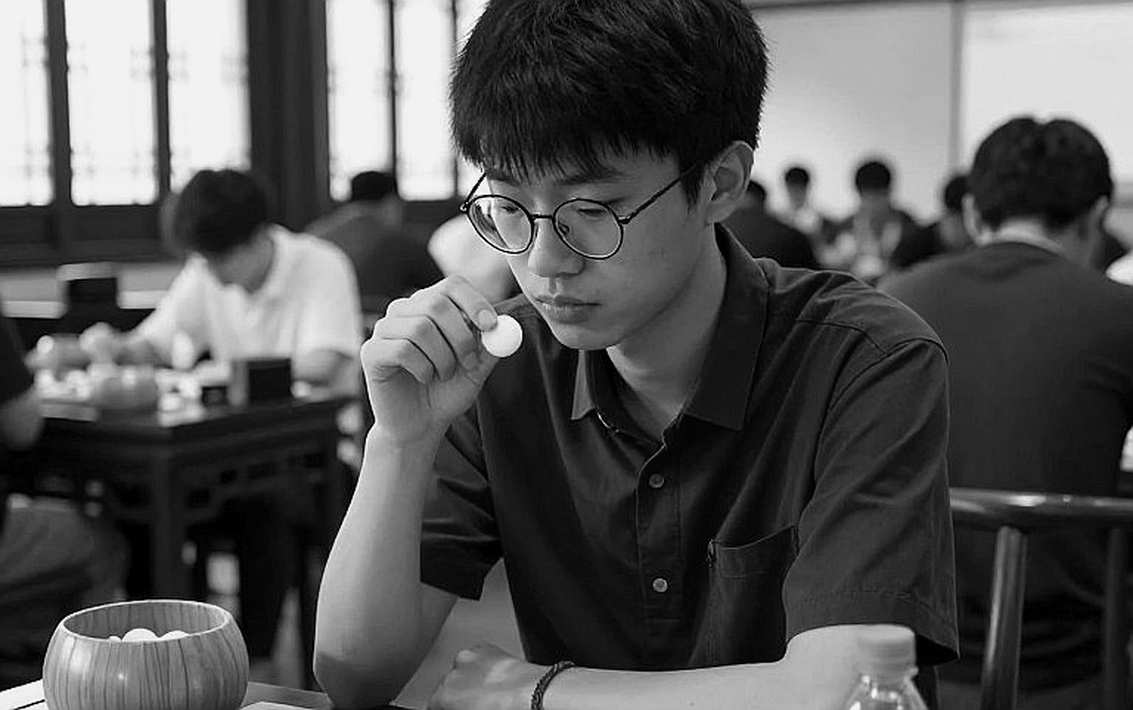FIDE अध्यक्ष का नाम हेडलाइन में गलत, बॉडी में FRITZ 20 का प्रचार — खबर के भेस में एक विज्ञापन